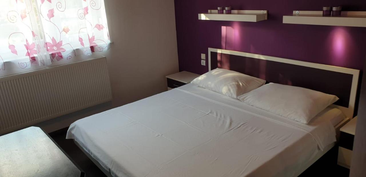 קרק Apartments And Rooms Ivana מראה חיצוני תמונה