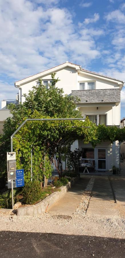 קרק Apartments And Rooms Ivana מראה חיצוני תמונה